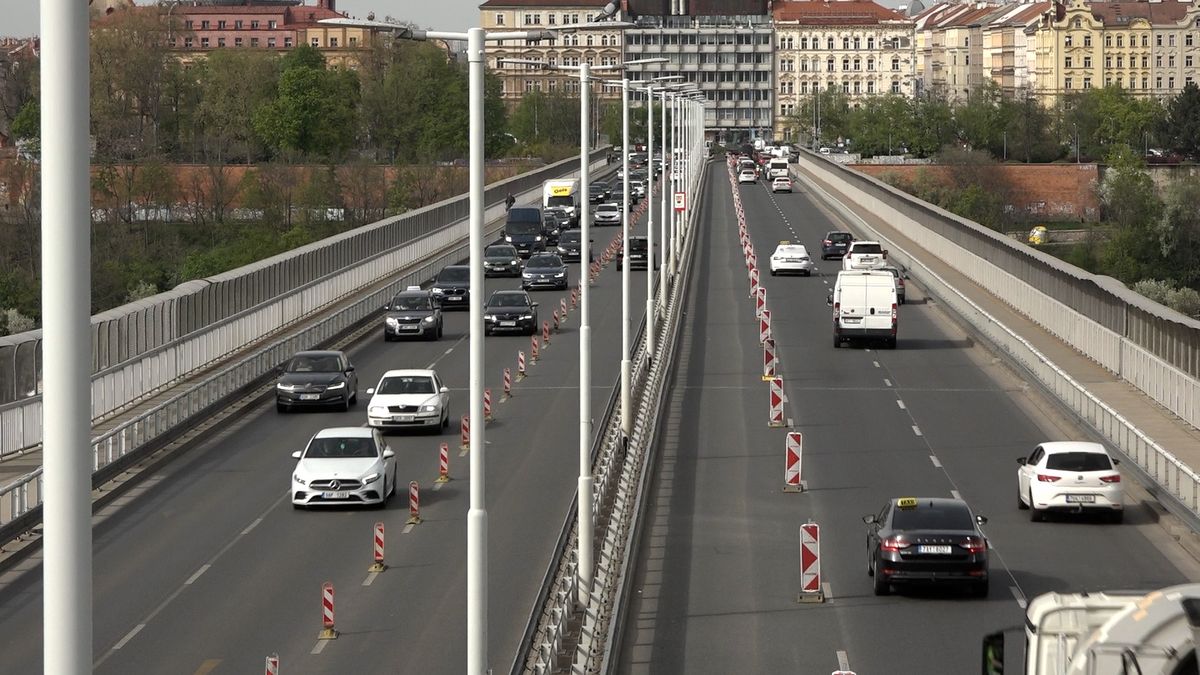 Opravy na pražské magistrále opět komplikují dopravu